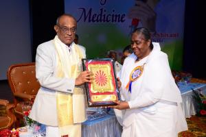 6. (a)Padma Shri Dr.G.Bhaktavatsalam, Chairman, KG Hospital, Coimbatore receiving the Godly gift & Momentos by BK Lakshmiji, Chief Coordinator of Brahma Kumaris, Mysore Sub Zone