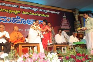 8. BK Lakshmiji honored by Guest (2)