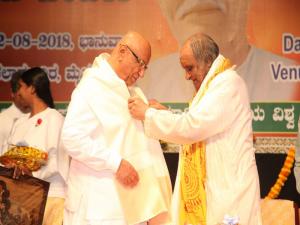 10. Prof. K. Keshava Murthy honoured to Rajyogi BK Brij Mohanji